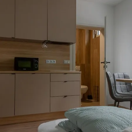 Luani Appartments * קרפלד